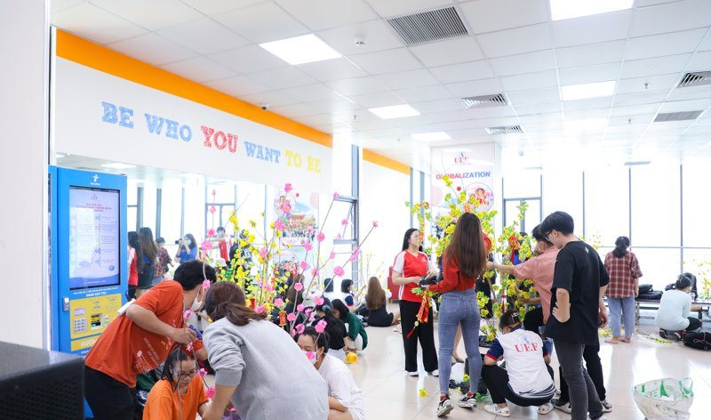 Sinh viên trổ tài trang trí mai, đào ngày Tết ảnh 6