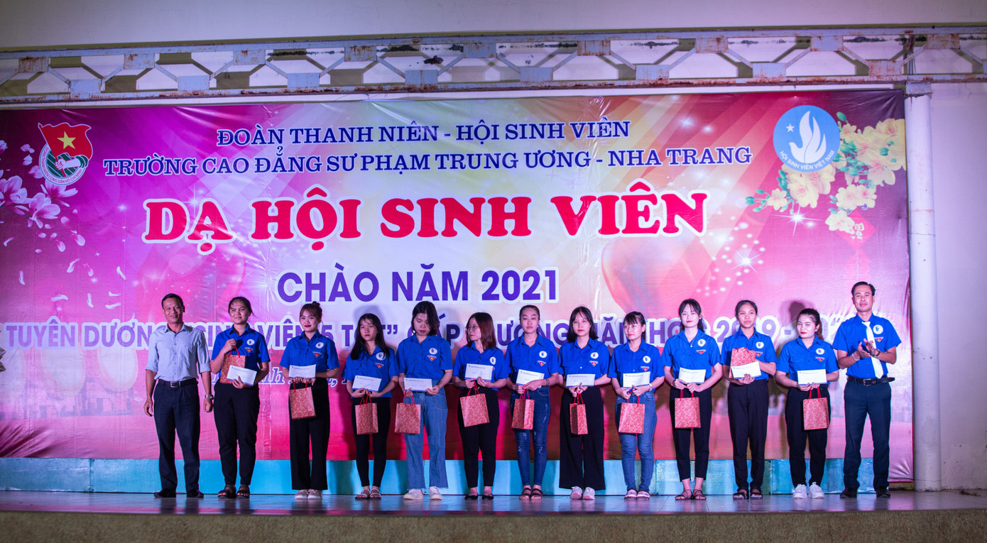 Đoàn trường CĐSP Trung ương Nha Trang tổ chức “Dạ hội chào năm 2021” ảnh 13