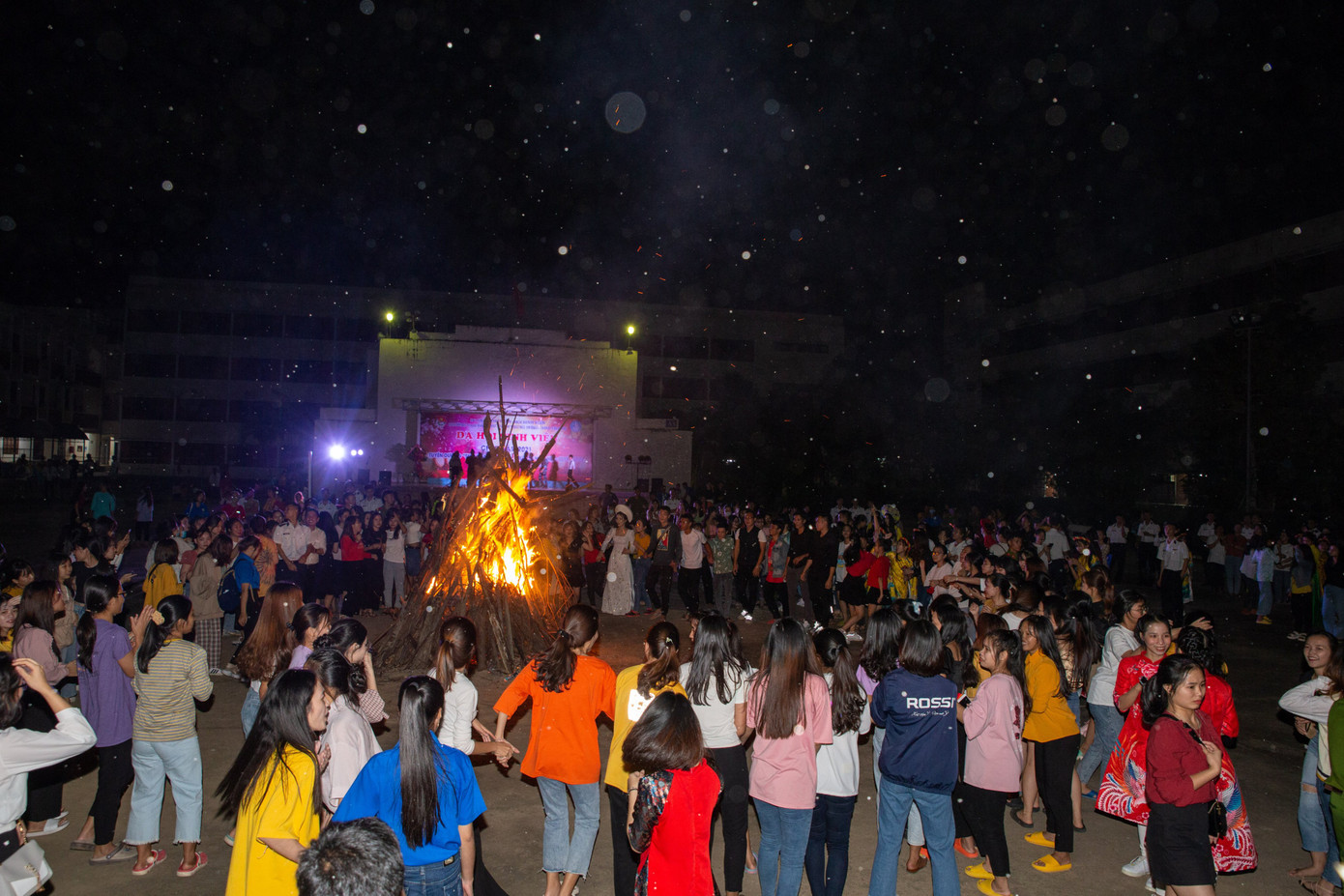 Đoàn trường CĐSP Trung ương Nha Trang tổ chức “Dạ hội chào năm 2021” ảnh 1