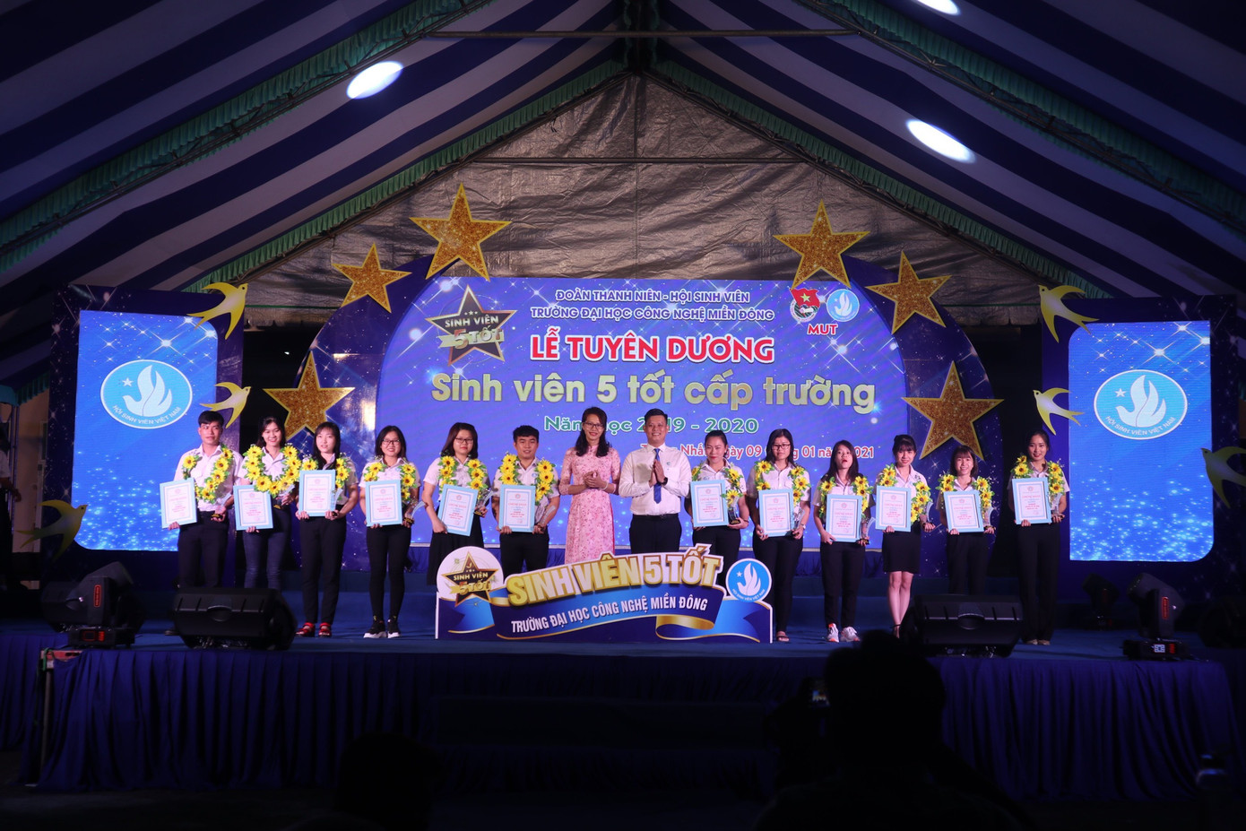 Trường ĐH Công nghệ Miền Đông tuyên dương “Sinh viên 5 tốt” và cán bộ Hội tiêu biểu ảnh 9