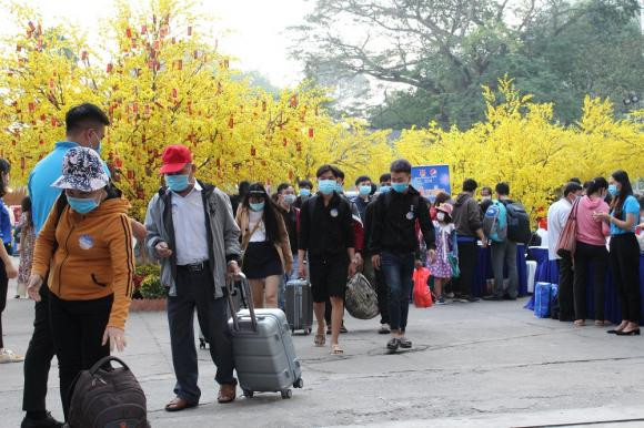 Sinh viên phấn khởi nhận vé về quê đón Tết ảnh 2