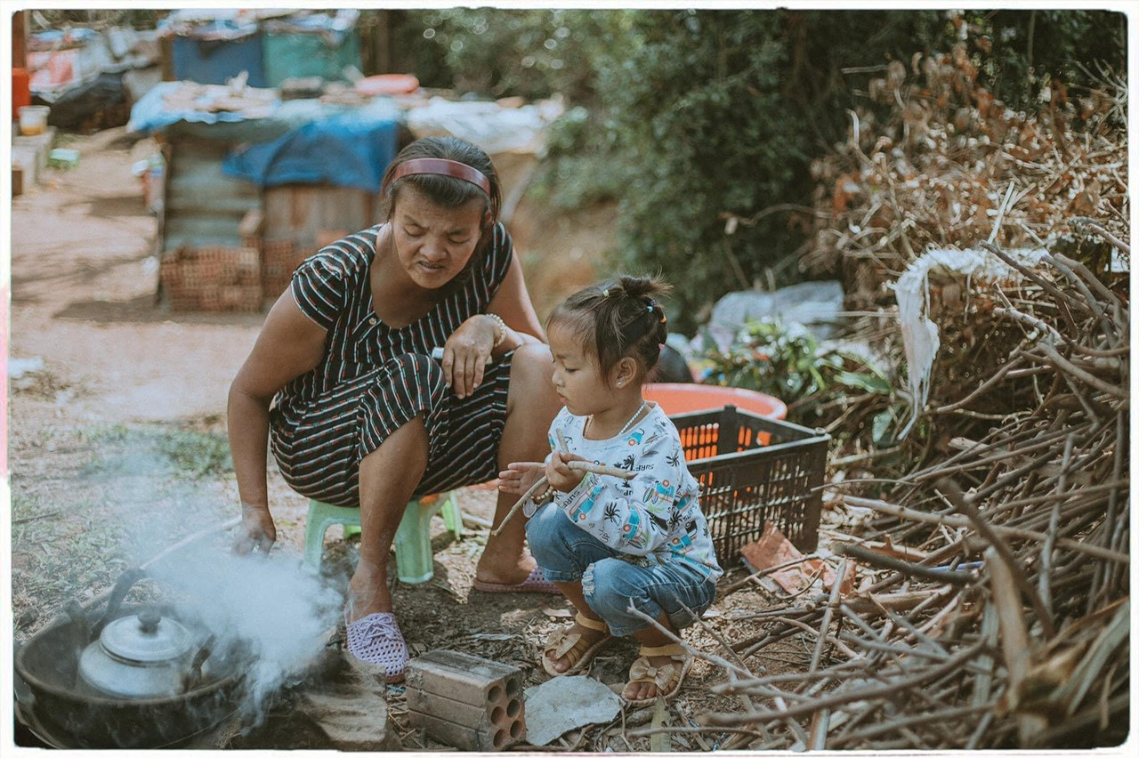 Xúc động bộ ảnh “câu chuyện đặc biệt hai mẹ con” của nữ nhiếp ảnh gia Quảng Ngãi ảnh 15