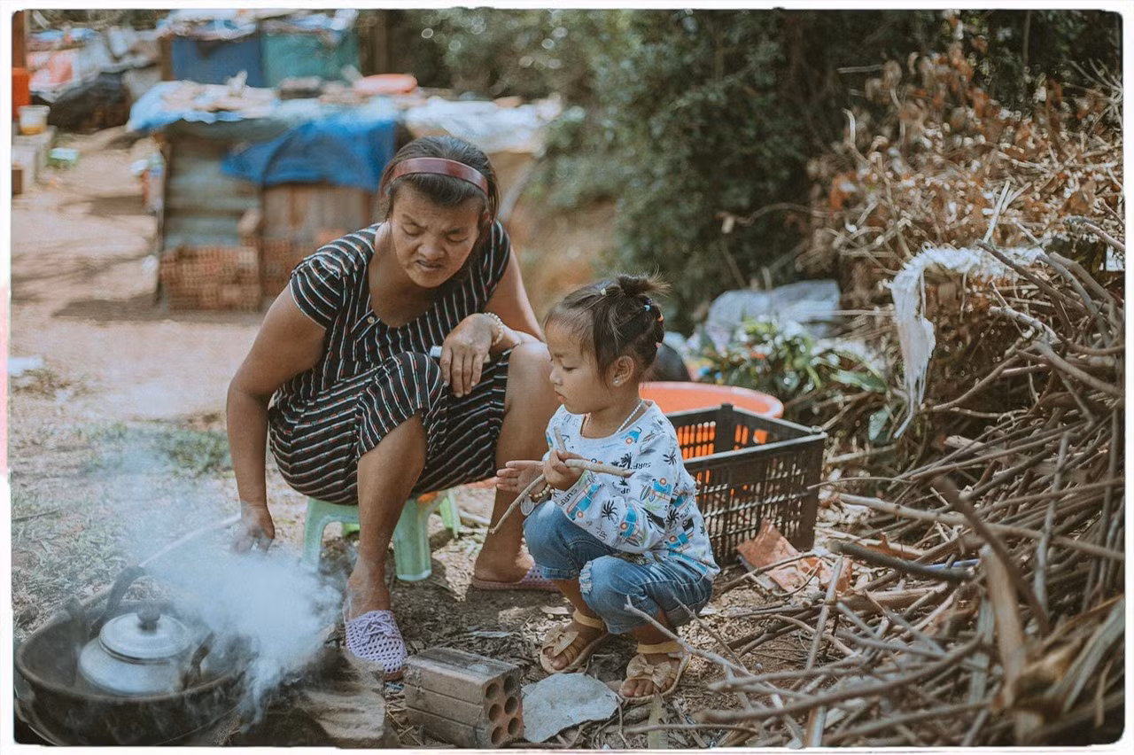 Xúc động bộ ảnh “câu chuyện đặc biệt hai mẹ con” của nữ nhiếp ảnh gia Quảng Ngãi ảnh 15