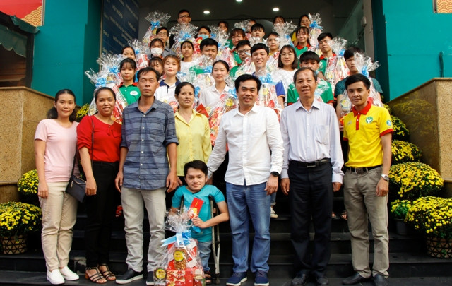 Nhà văn hóa sinh viên TP. HCM: Trao quà Tết cho sinh viên ảnh 2