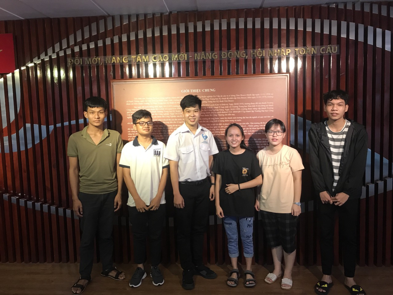 Sinh viên chế máy nhắc đeo khẩu trang và đo thân nhiệt không tiếp xúc ảnh 2