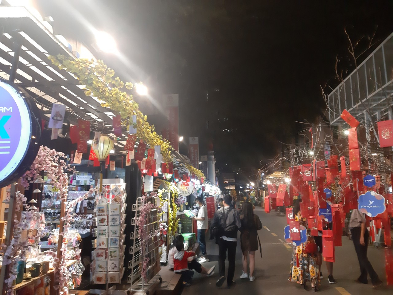 TP. HCM: Hàng quán bắt đầu nhộn nhịp trở lại ảnh 8