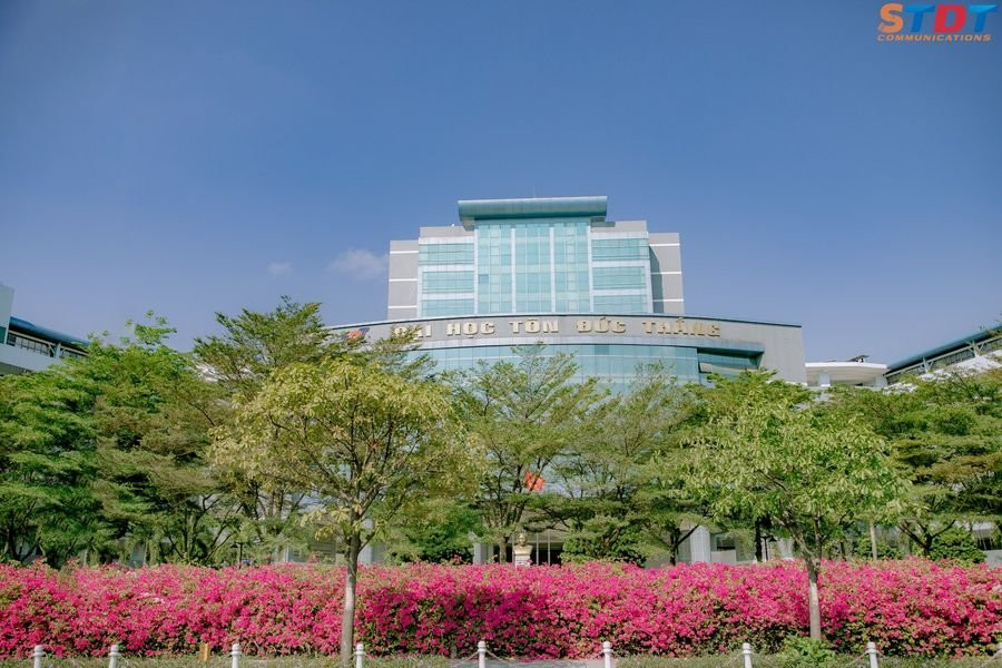 “Bão like” với bộ ảnh bên hoa giấy của cặp đôi sinh viên trường ĐH Tôn Đức Thắng ảnh 1