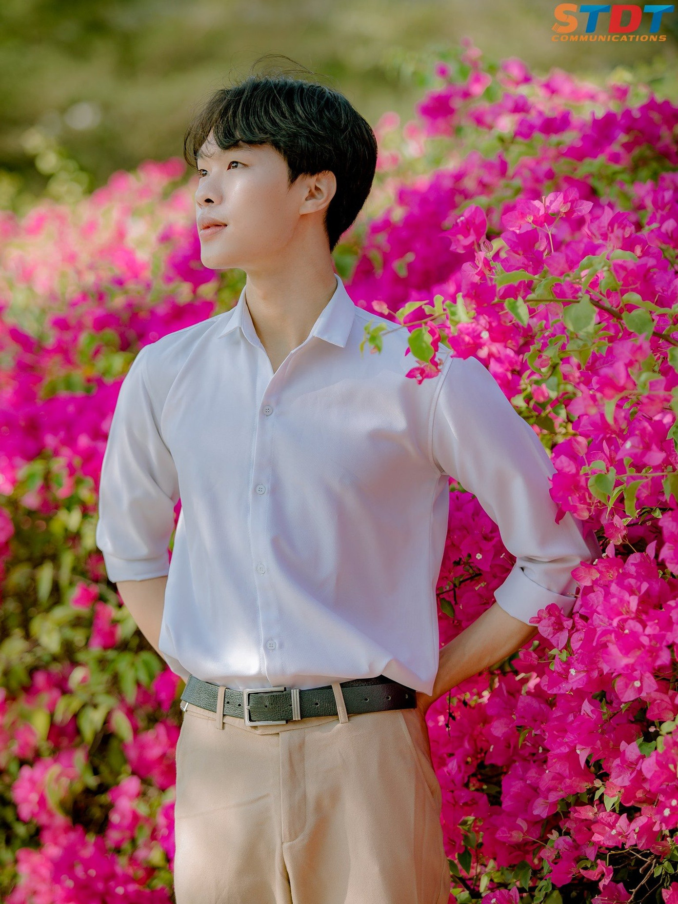 “Bão like” với bộ ảnh bên hoa giấy của cặp đôi sinh viên trường ĐH Tôn Đức Thắng ảnh 4