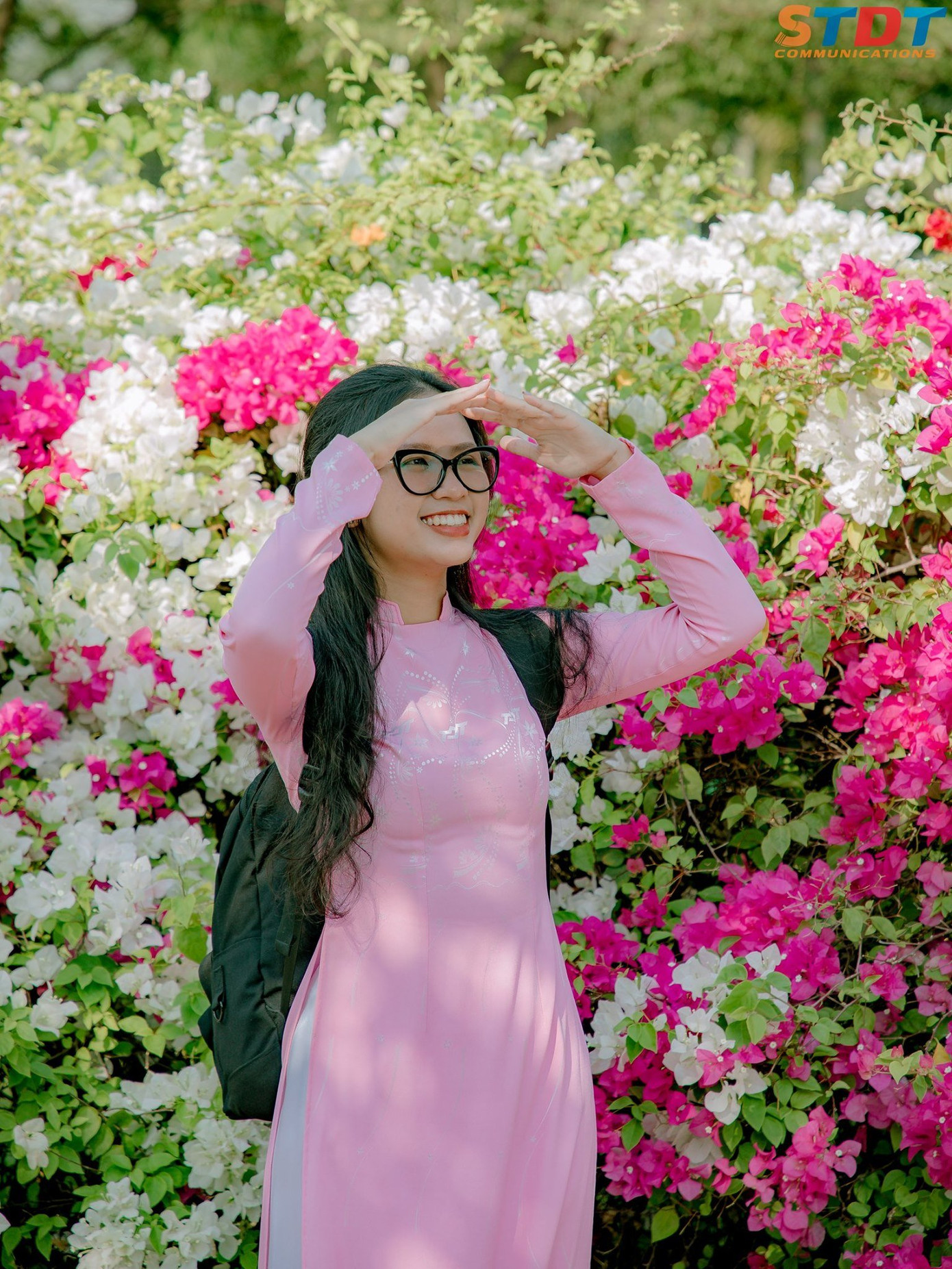 “Bão like” với bộ ảnh bên hoa giấy của cặp đôi sinh viên trường ĐH Tôn Đức Thắng ảnh 5