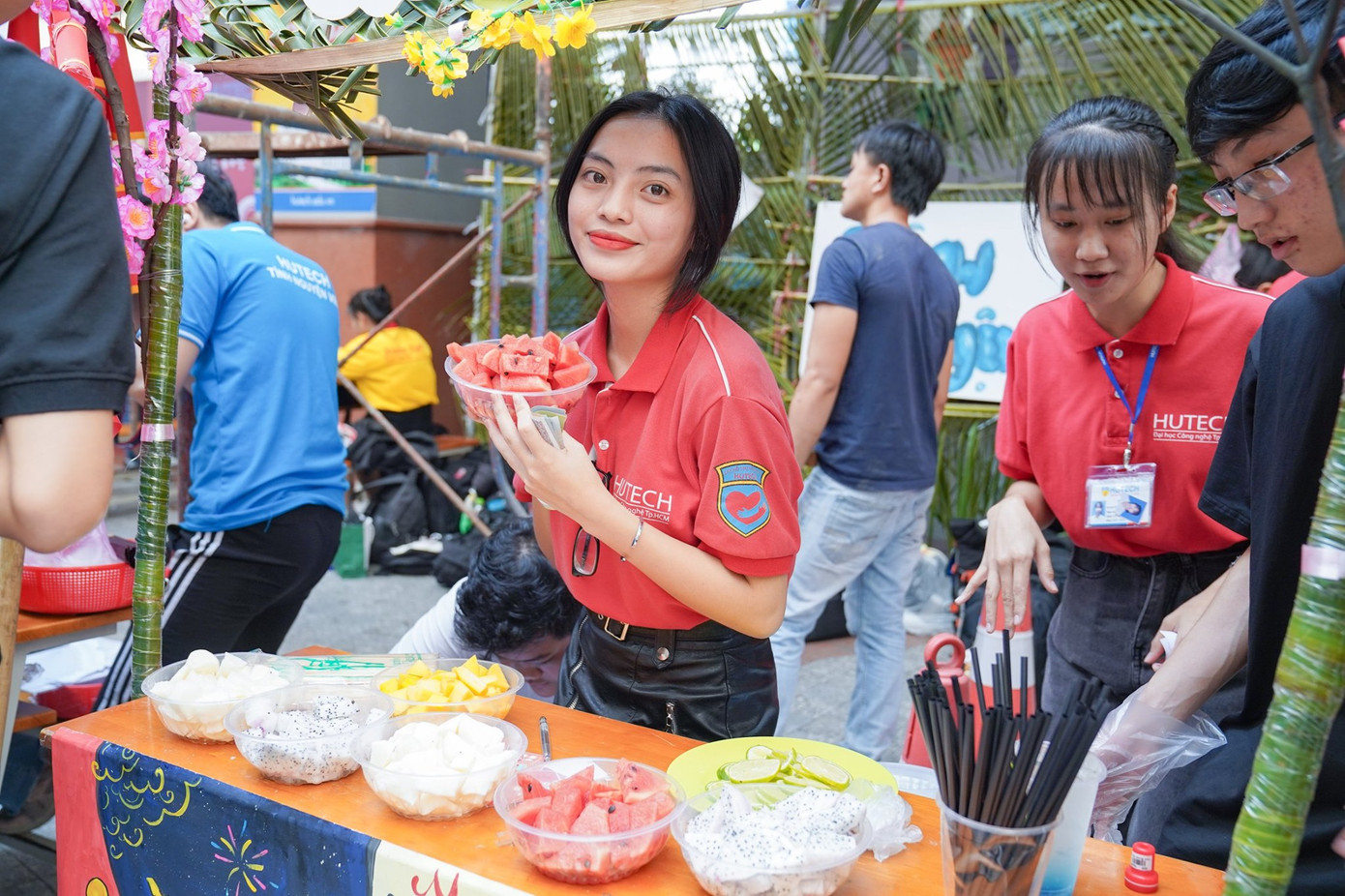 Sinh viên trường ĐH Công nghệ TP. HCM ra quân chiến dịch “Xuân tình nguyện” ảnh 11