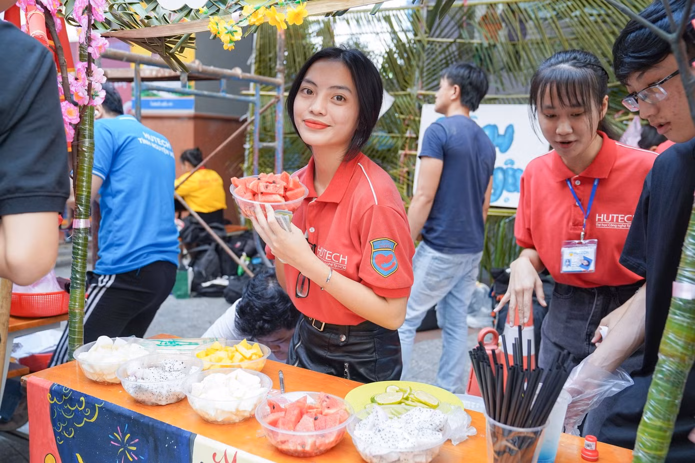 Sinh viên trường ĐH Công nghệ TP. HCM ra quân chiến dịch “Xuân tình nguyện” ảnh 11