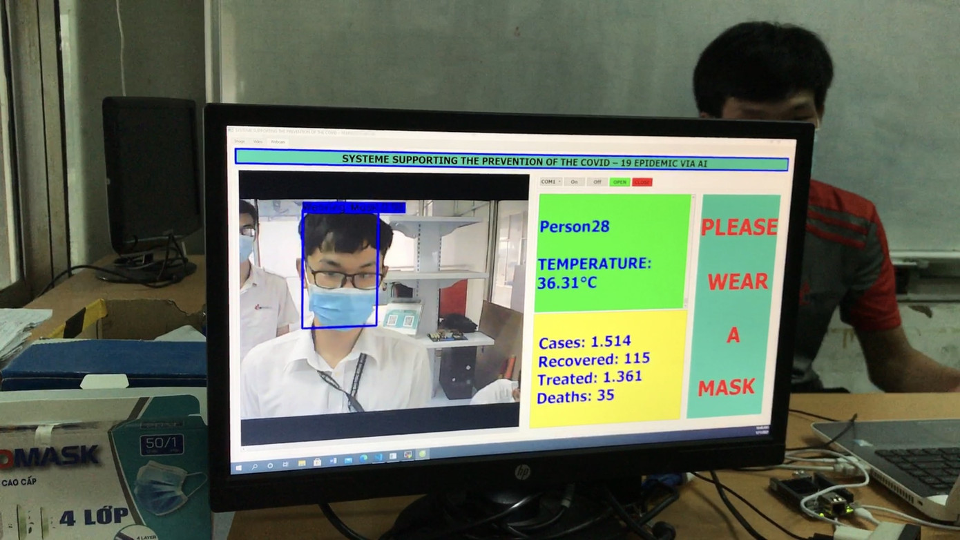 Sinh viên chế máy nhắc đeo khẩu trang và đo thân nhiệt không tiếp xúc ảnh 1