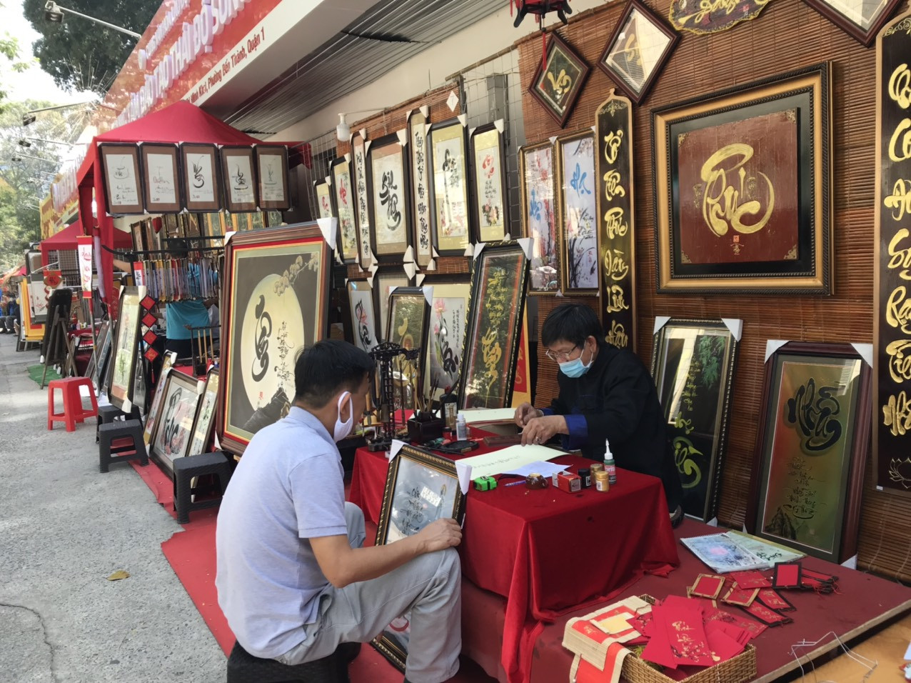 Lo ngại dịch bệnh, "phố ông đồ" tại TP. HCM vắng bóng người trẻ ảnh 6