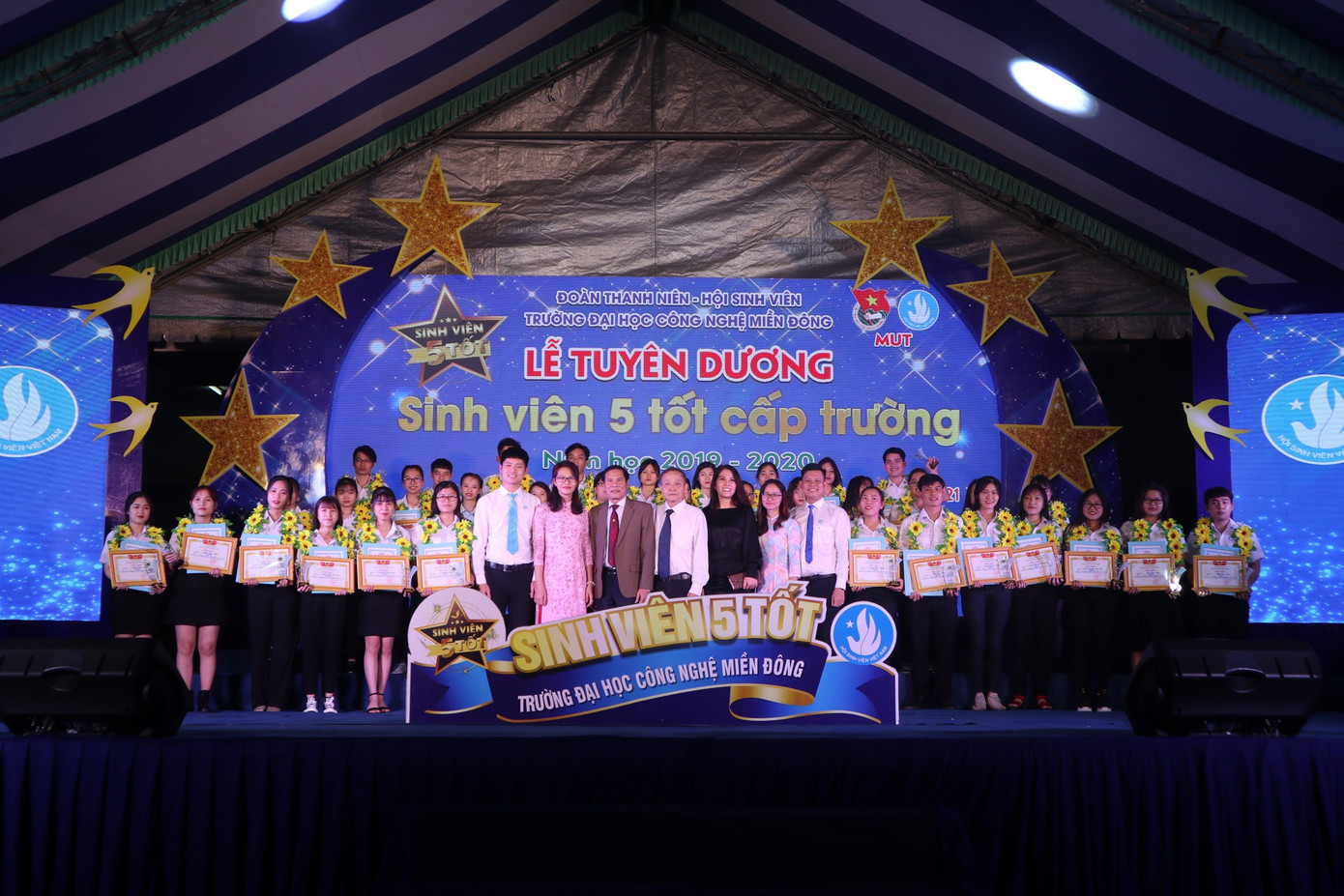 Trường ĐH Công nghệ Miền Đông tuyên dương “Sinh viên 5 tốt” và cán bộ Hội tiêu biểu ảnh 11