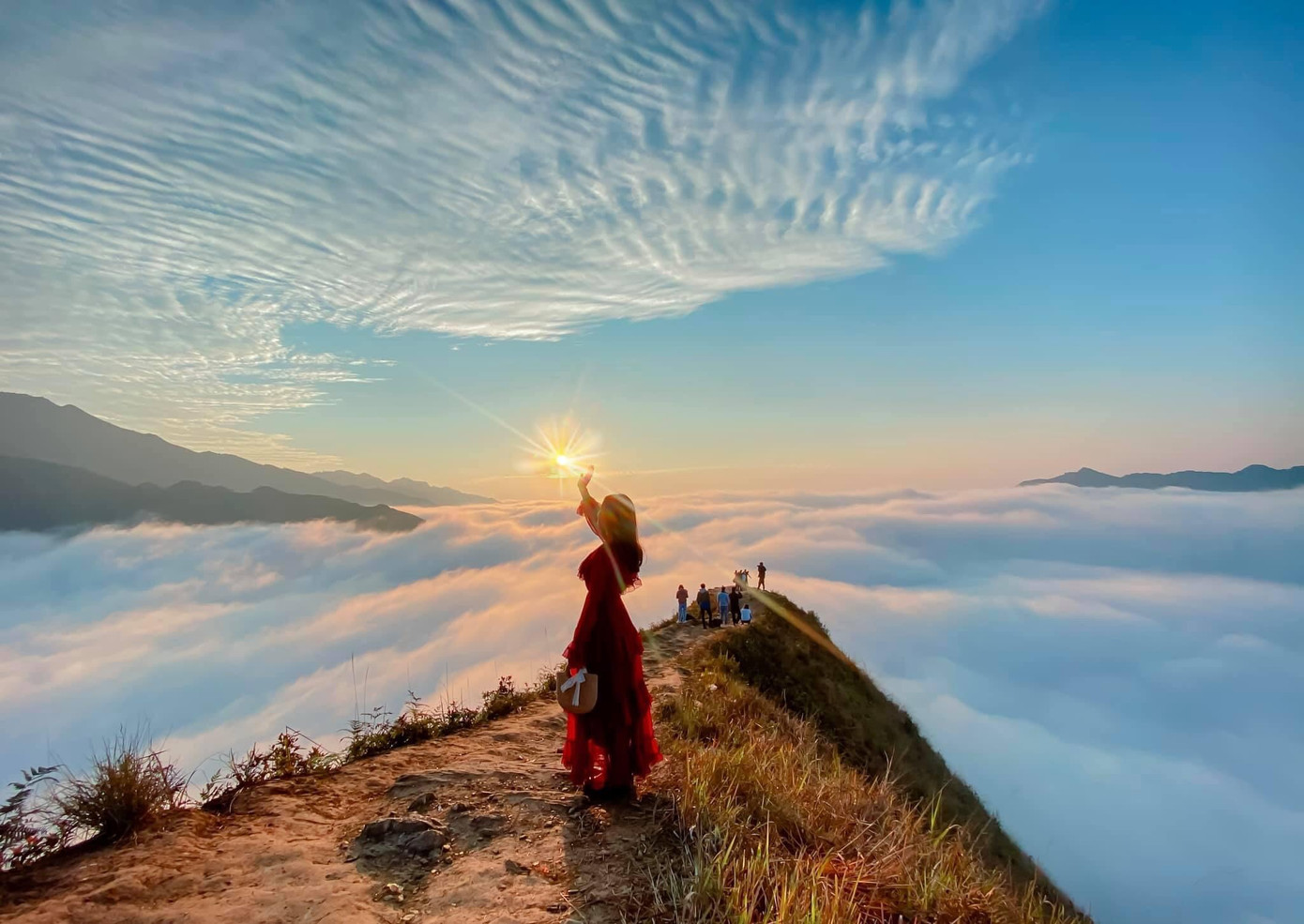 Lặng ngắm biển mây trên đỉnh Tà Xùa ảnh 1