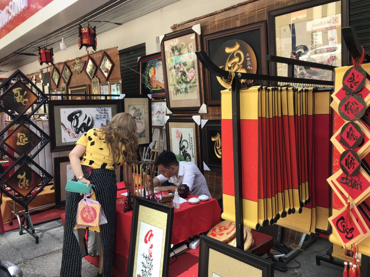 Lo ngại dịch bệnh, "phố ông đồ" tại TP. HCM vắng bóng người trẻ ảnh 12