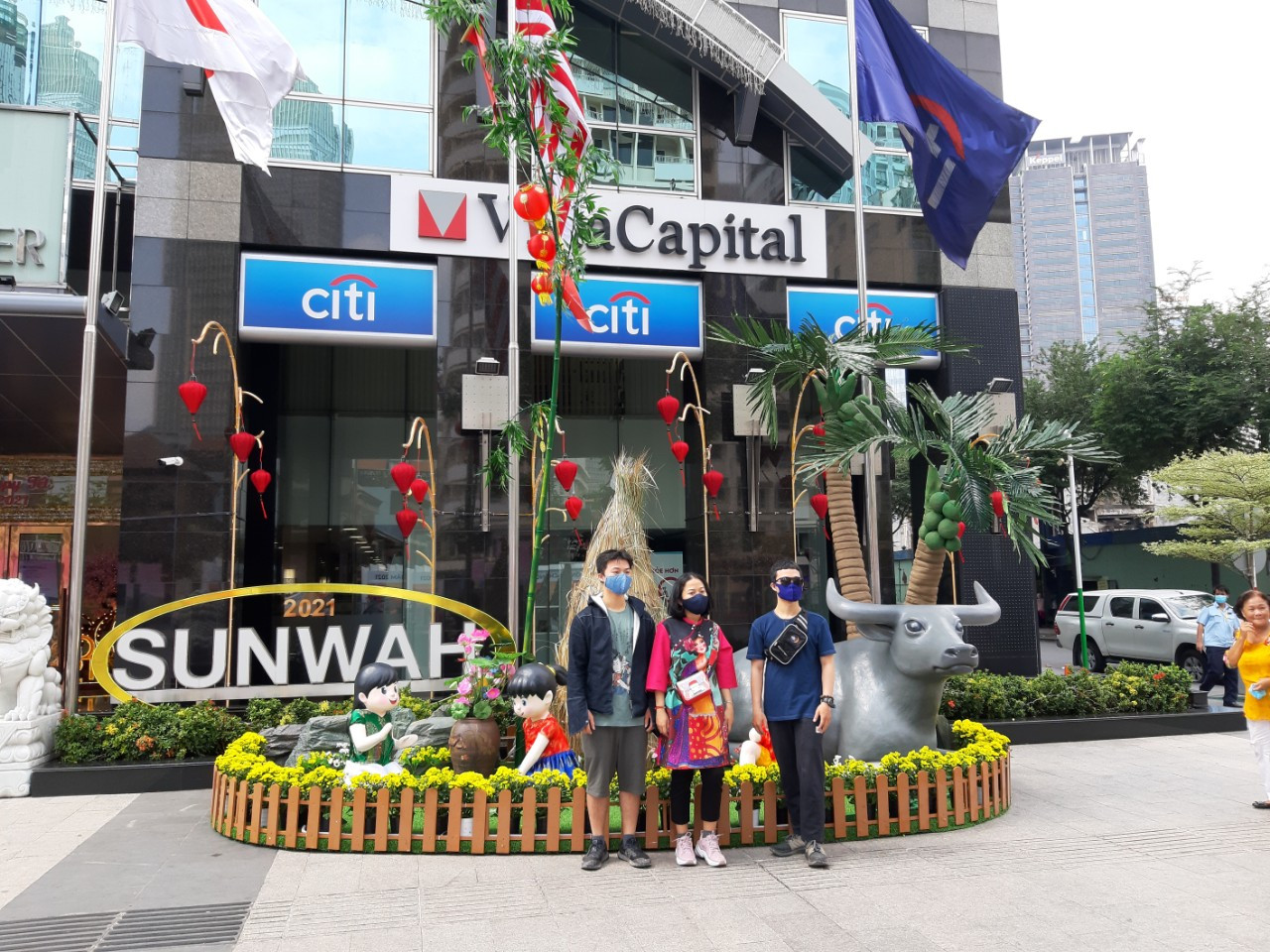 Đi Đường hoa Nguyễn Huệ, bạn trẻ phải đeo khẩu trang chụp hình và xếp hàng đo thân nhiệt ảnh 3