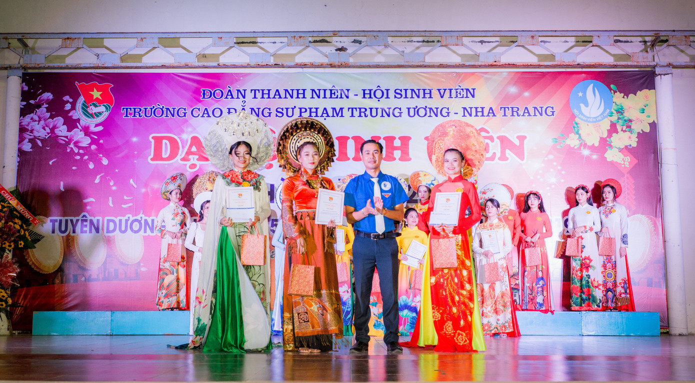 Đoàn trường CĐSP Trung ương Nha Trang tổ chức “Dạ hội chào năm 2021” ảnh 8