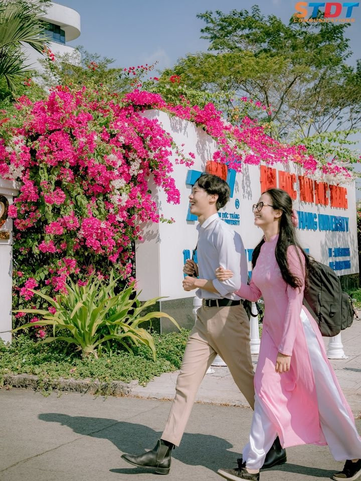 “Bão like” với bộ ảnh bên hoa giấy của cặp đôi sinh viên trường ĐH Tôn Đức Thắng ảnh 2