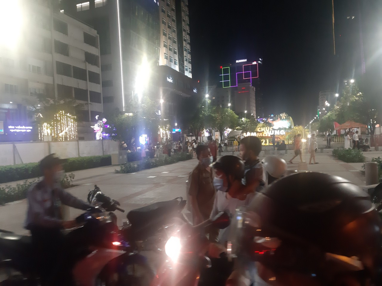 Giới trẻ Sài Gòn chuyển đón Giao thừa tại các quán cà phê ảnh 3