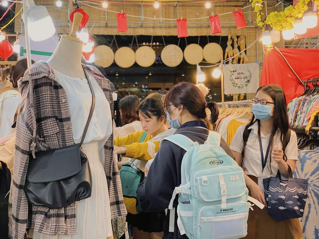 TP. HCM: Hàng quán bắt đầu nhộn nhịp trở lại ảnh 18