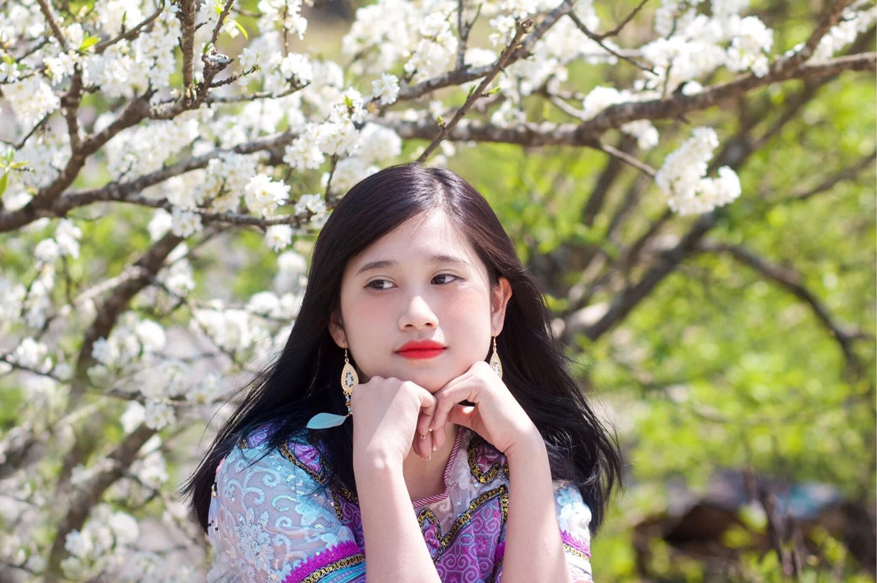 Cô giáo trẻ hóa thân thành “nàng thơ” giữa rừng hoa mận Sa Pa ảnh 6