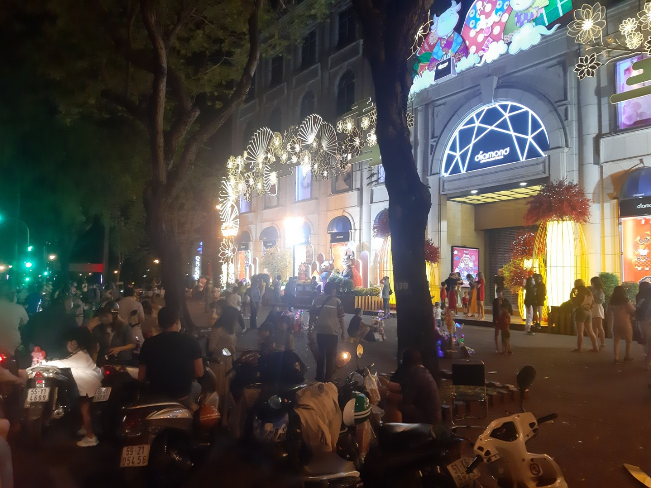 Giới trẻ Sài Gòn chuyển đón Giao thừa tại các quán cà phê ảnh 5