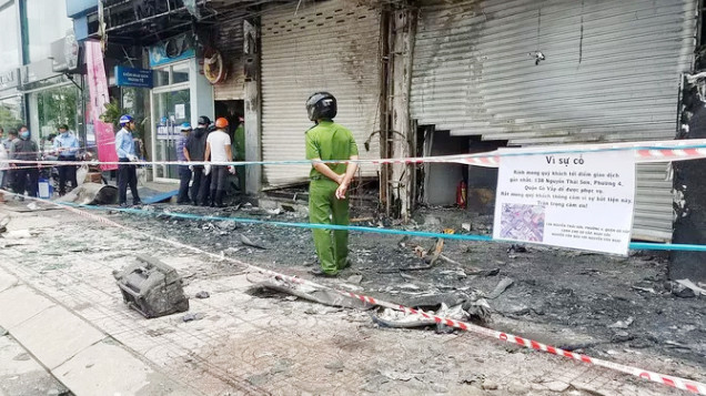 Đưa kẻ nghi đốt phòng giao dịch ngân hàng tại TP HCM tới thực nghiệm hiện trường ảnh 3