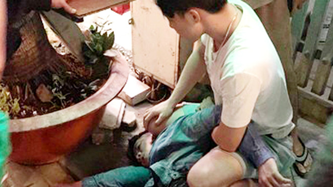 Thanh niên cướp giật bị bắt, gia đình kéo tới giải vây ảnh 2