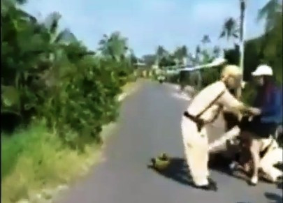 Phẫn nộ 3 đối tượng tấn công CSGT khi bị kiểm tra nồng độ cồn ảnh 1