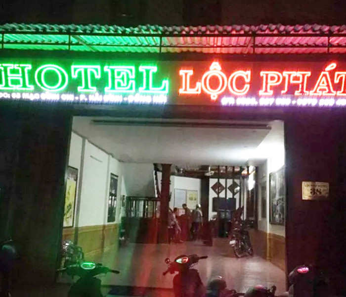 Bắt quả tang 4 đôi nam nữ mua bán dâm với giá 300.000 đồng/lượt ảnh 1