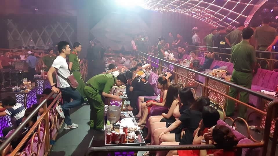 Gần 100 thanh niên chơi ma túy trong quán bar ảnh 1