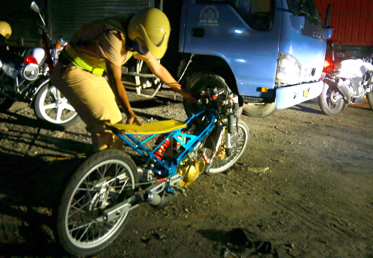 Công an mật phục, nổ súng trấn áp hơn 100 'quái xế' đua xe trên quốc lộ ảnh 2