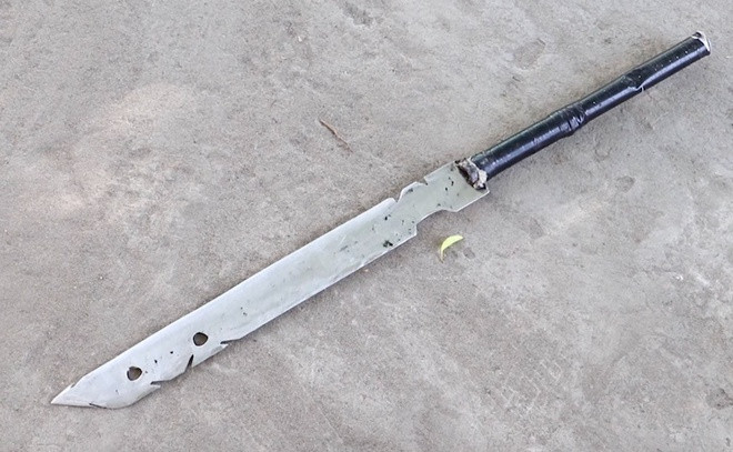 Nam thanh niên bị chém đứt lìa bàn tay khi cùng bạn gái đi hỗn chiến ảnh 1