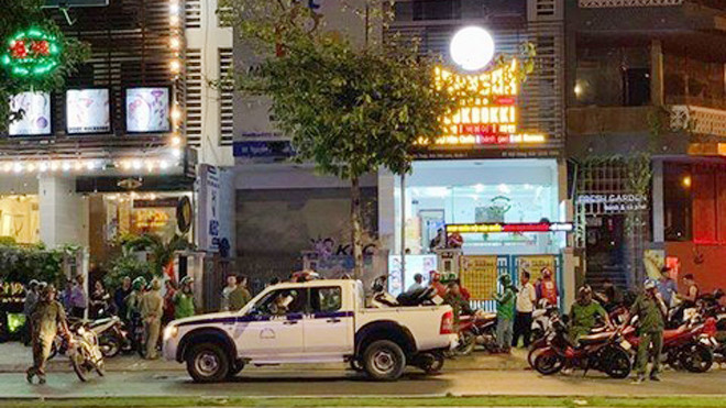 Thanh niên cướp giật bị bắt, gia đình kéo tới giải vây ảnh 3