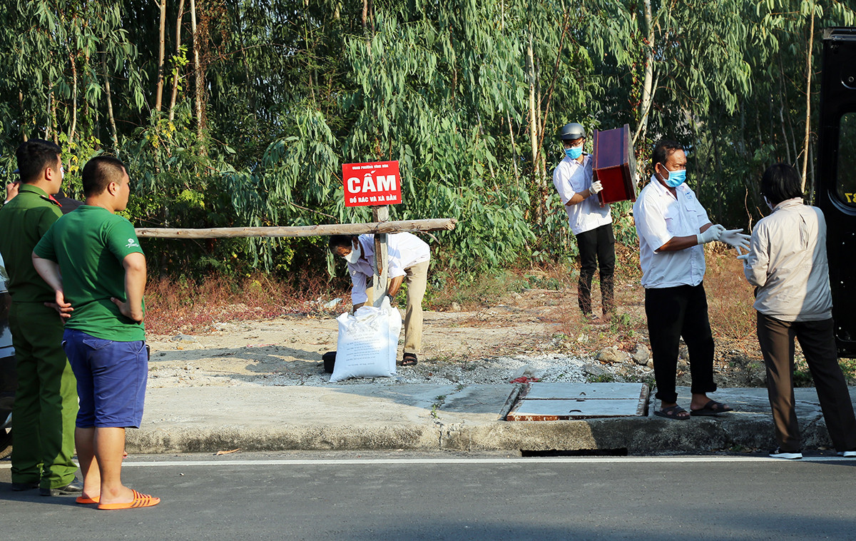 Tìm tung tích nạn nhân trong chiếc valy quấn băng keo qua rèm cửa ảnh 1