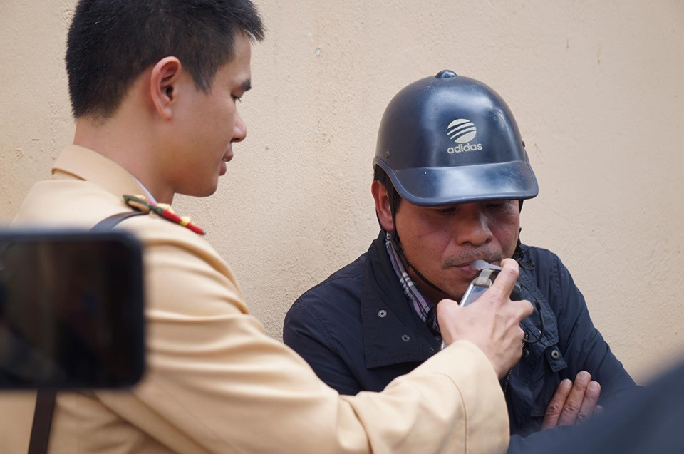 Uống 2 chén rượu, người đàn ông điều khiển xe máy bị phạt 7 triệu đồng ảnh 1