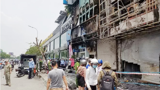 Đưa kẻ nghi đốt phòng giao dịch ngân hàng tại TP HCM tới thực nghiệm hiện trường ảnh 2