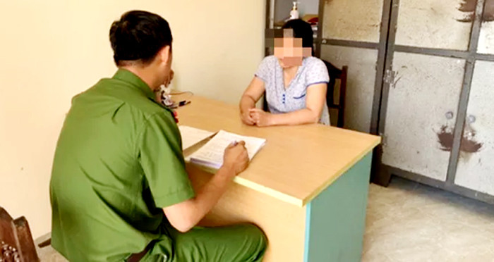 Bắt quả tang 4 đôi nam nữ mua bán dâm với giá 300.000 đồng/lượt ảnh 2