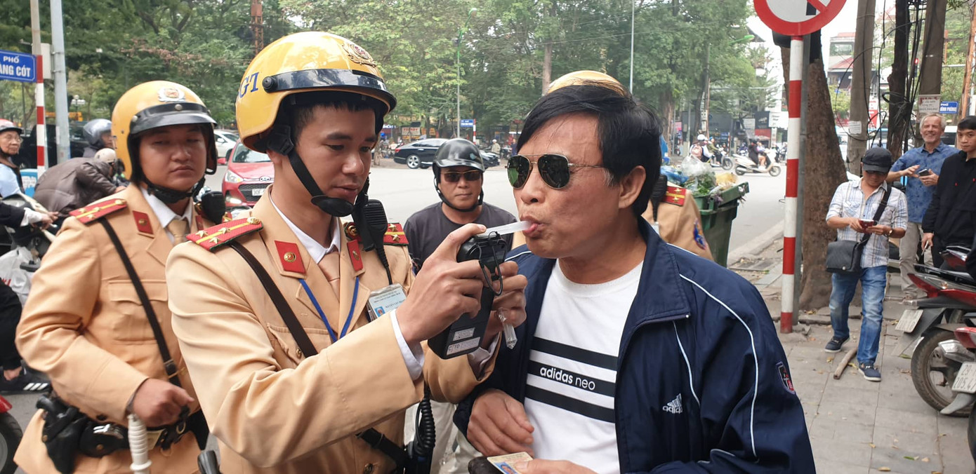 Uống 2 chén rượu, người đàn ông điều khiển xe máy bị phạt 7 triệu đồng ảnh 2