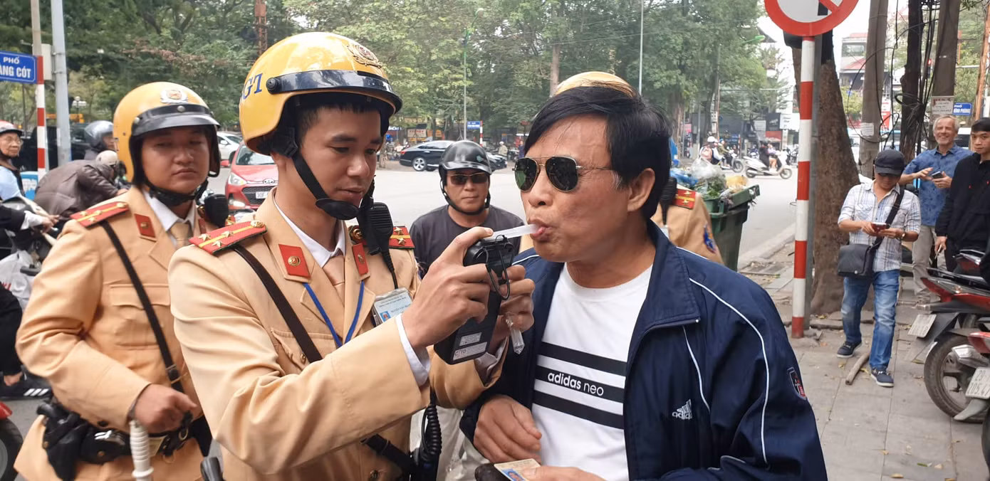 Uống 2 chén rượu, người đàn ông điều khiển xe máy bị phạt 7 triệu đồng ảnh 2