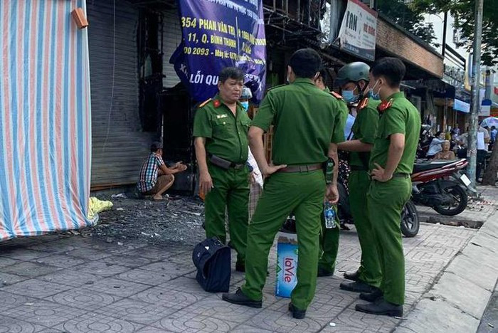 Đưa kẻ nghi đốt phòng giao dịch ngân hàng tại TP HCM tới thực nghiệm hiện trường ảnh 1