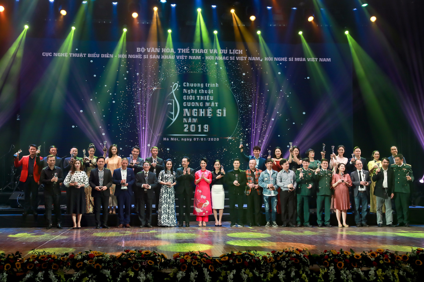Công Lý, Xuân Bắc, Thu Quỳnh rạng rỡ trong đêm tôn vinh hơn 200 nghệ sỹ ảnh 2