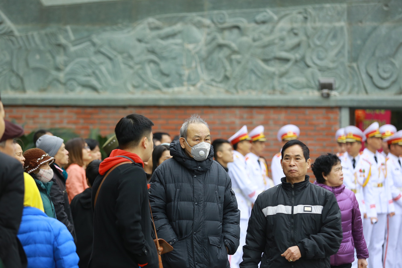 Lo ngại virus corona, dân đeo khẩu trang dự hội Gò Đống Đa ảnh 7