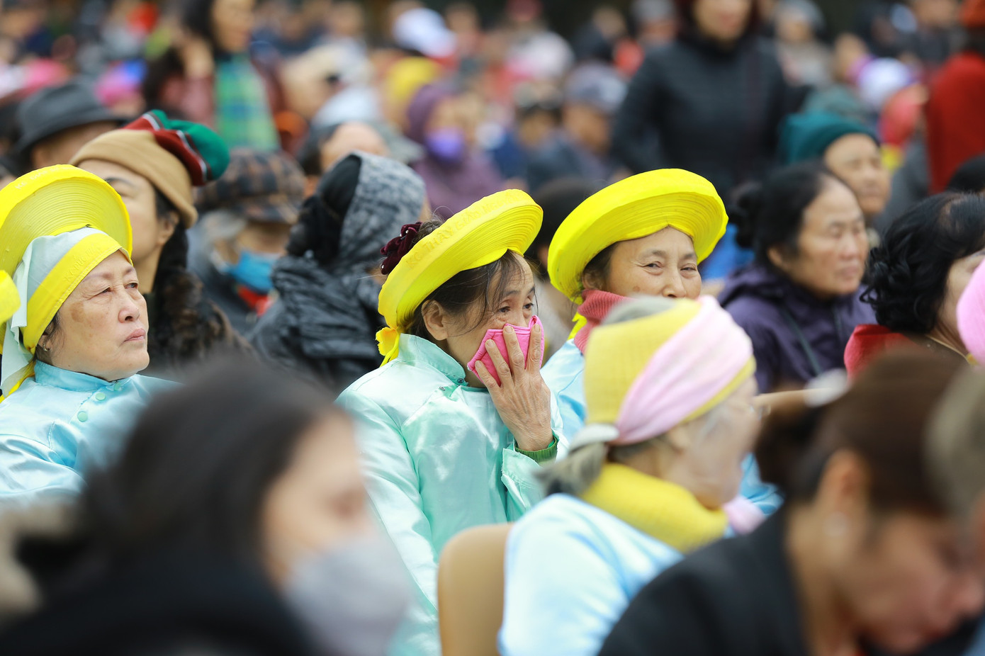 Lo ngại virus corona, dân đeo khẩu trang dự hội Gò Đống Đa ảnh 4