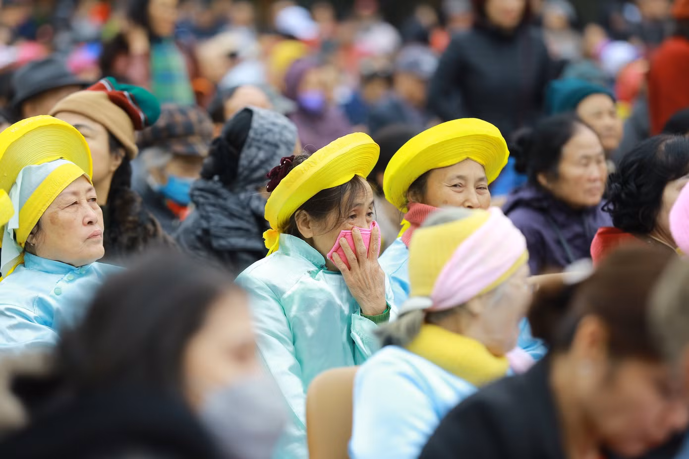 Lo ngại virus corona, dân đeo khẩu trang dự hội Gò Đống Đa ảnh 4