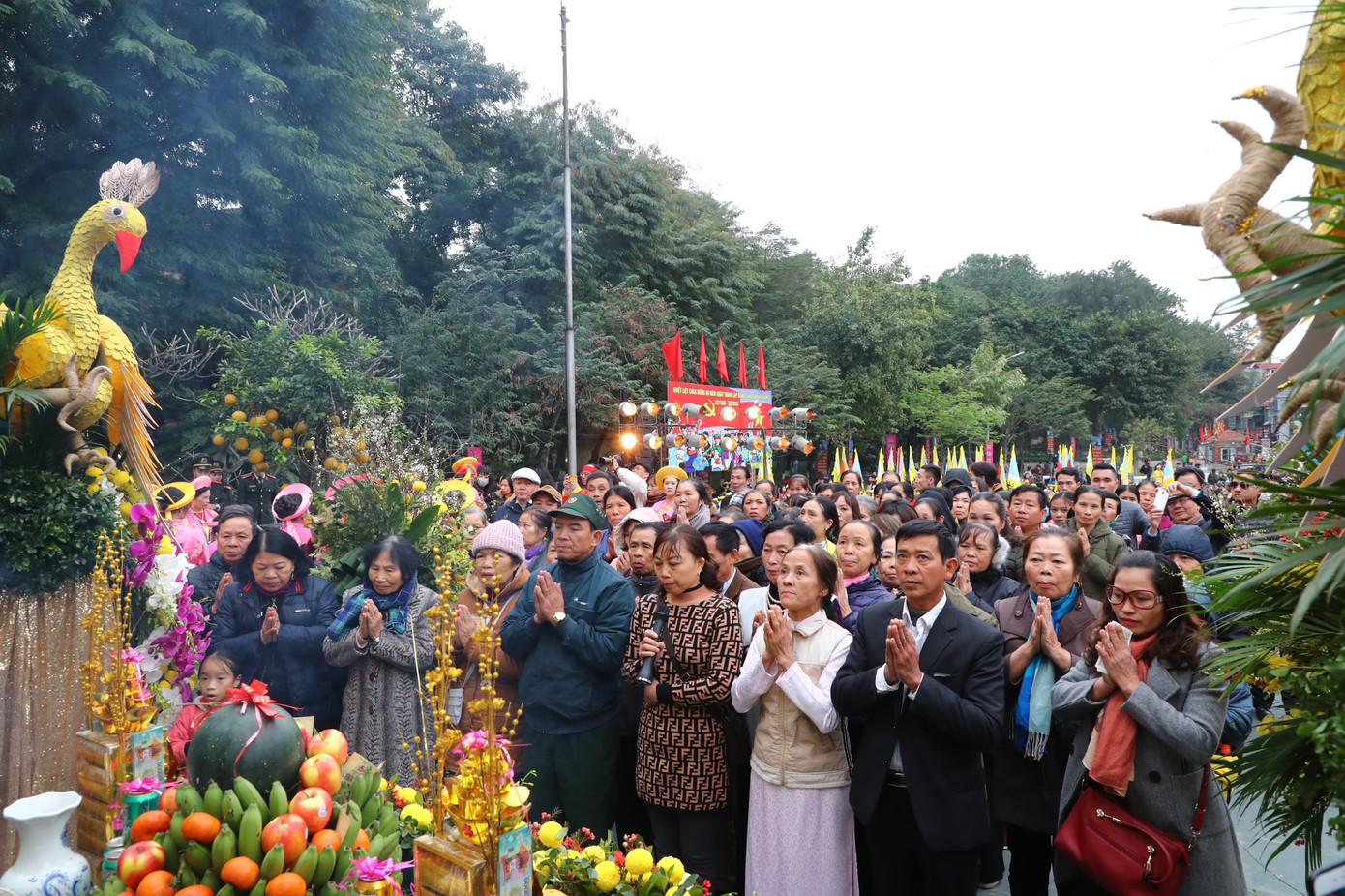 Lo ngại virus corona, dân đeo khẩu trang dự hội Gò Đống Đa ảnh 1