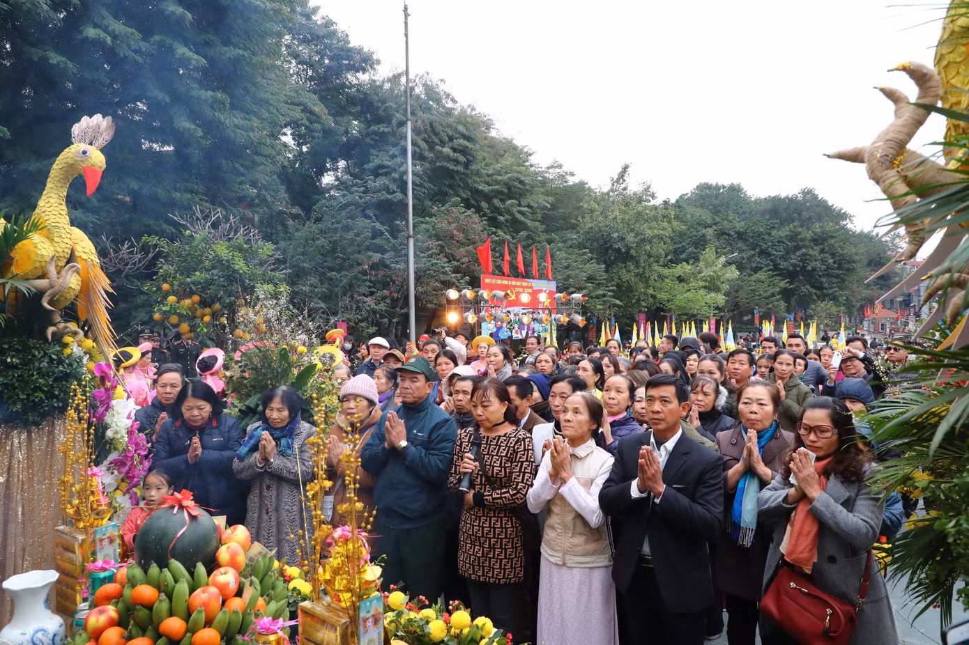 Lo ngại virus corona, dân đeo khẩu trang dự hội Gò Đống Đa ảnh 1