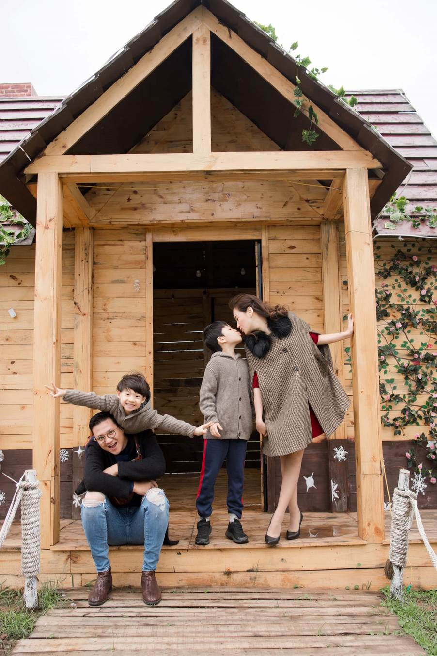 Đan Lê khoe ảnh đẹp đầu xuân bên Khải Anh và con trai ảnh 2