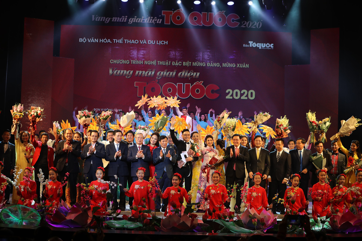 Hồ Ngọc Hà dịu dàng khác lạ trong ‘Vang mãi giai điệu Tổ quốc' ảnh 6